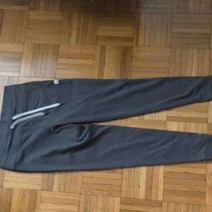 Vuori daily jogging leggings size small like new!